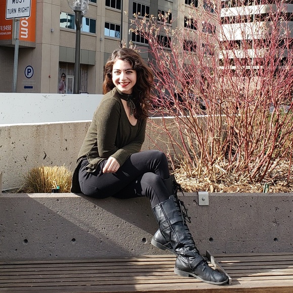 Welcome to my closet 💋 - Picture 2 of 8